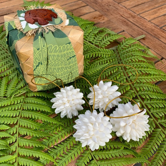Other - 4 Handmade Hawaiian Shell Ornaments in Lauhala Box